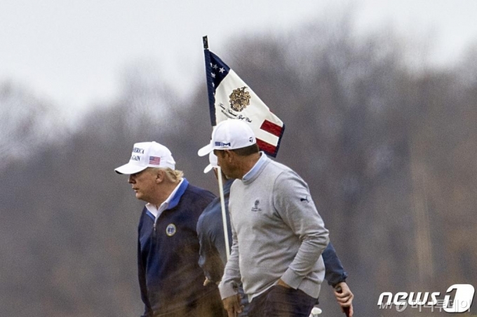 (스털링 AFP=뉴스1) 우동명 기자 = 도널드 트럼프 미국 대통령이 22일(현지시간) 버지니아주 스털링의 트럼프 내셔널 골프클럽에서 골프를 즐기고 있다.  ⓒ AFP=뉴스1