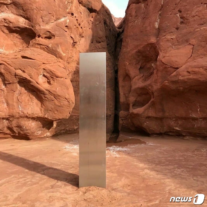 미국 유타주의 한 사막에서 발견된 신비로운 기둥. © 로이터=뉴스1