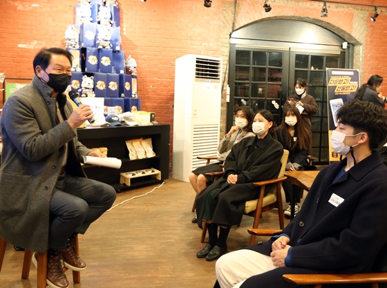지난 24일 로컬라이즈 군산 청년 창업가들과 대화하고 있는 최태원 SK회장(왼쪽) 사진=SK제공