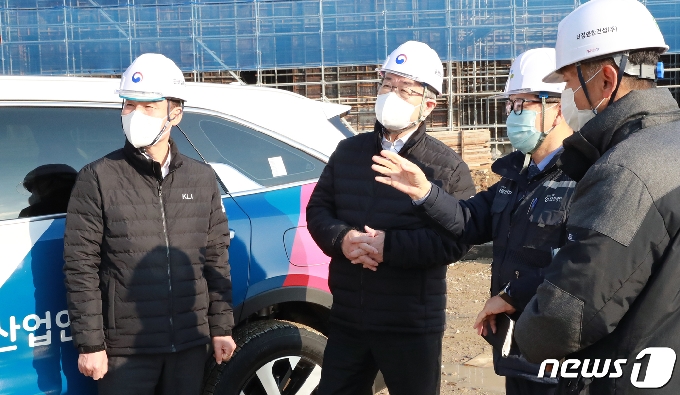 [사진] 중소규모 건설현장 찾은 이재갑 고용장관