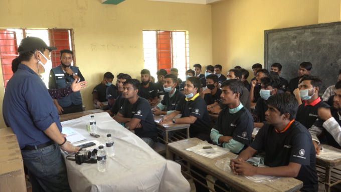 방글라데시 마타바리 지역 청년들이 건설기능 양성교육을 마치고 현장 적응을 위해 안전교육과 실습, 실무 교육을 받고 있다. /사진=포스코건설