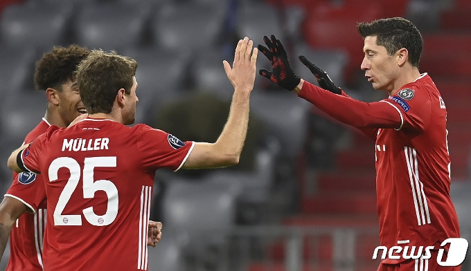 바이에른 뮌헨의 로베르트 레반도프스키(오른쪽)가 26일(한국시간) 독일 뮌헨의 알리안츠 아레나에서 열린 잘츠부르크(오스트리아)와의 2020-21 UEFA 챔피언스리그 A조 조별리그 4차전에서 득점 후 기뻐하고 있다. © AFP=뉴스1