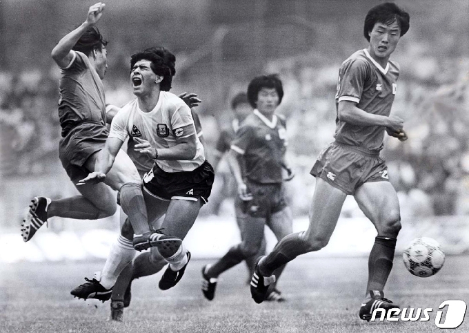 1986년 멕시코 월드컵 1차전에서 한국의 허정무 선수가 마라도나에게 거친 태클을 하고 있다. © 로이터=뉴스1 © News1 박형기 기자