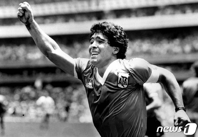 아르헨티나의 '축구 전설' 디에고 마라도나가 1986년 6월 22일 멕시코에서 열린 월드컵 준결승에서 잉글랜드와의 경기에서 결승골을 넣은 후 공중에서 팔을 들고 환호하고 있다. © 로이터=뉴스1 © News1 이동원 기자