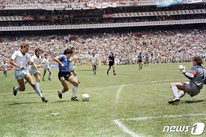 86년 월드컵 잉글랜드 전 마라도나 드리블 © AFP=뉴스1 © News1 이종덕 기자