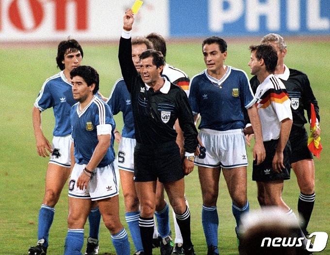 1990년 7월 8일 아르헨티나-서독 월드컵 축구 결승전 도중 디에고 마라도나가 에르네스토 코데살 멘데즈 멕시코 심판으로 부터 옐로카드를 받고 있다. © AFP=뉴스1 © News1 이동원 기자