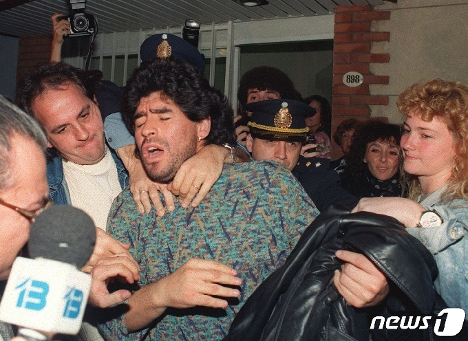 아르헨티나 축구영웅 디에고 마라도나가 1991년 4월 26일 부에노스아이레스의 한 아파트에서 코카인 마약소지 혐의로 경찰에 체포되고 있다. 아르헨티나의 축구 전설 디에고 마라도나가 2020년 11월 25일 세상을 떠났다. © AFP=뉴스1 © News1 이동원 기자