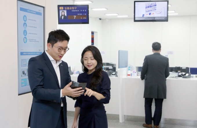 신한은행이 스마트워킹플랫폼 앱(애플리케이션) '몰리메이트'를 개발했다. 직원들이 앱을 사용해보는 모습./사진제공=신한은행