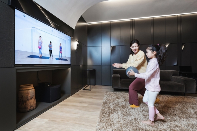 LG디스플레이의 '2020 오픈 이노베이션 포럼 공모전'에서 스타트업이 개발한 가족맞춤형 운동 처방 서비스를 시연하고 있다. /사진제공=LG디스플레이