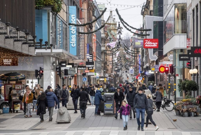 이달 10일(현지시간) 스웨덴 스톡홀름에서 시민들이 드로트닝가탄 쇼핑가를 지나고 있다. /사진=[스톡홀름=AP/뉴시스]