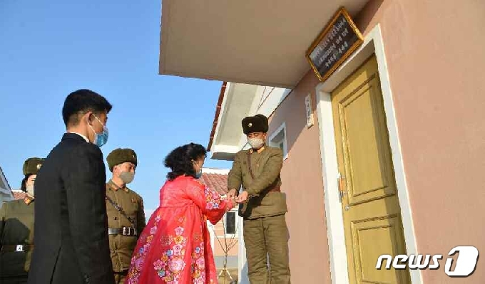 [사진] 검덕지구 새 살림집에 들어서는 북한 주민들