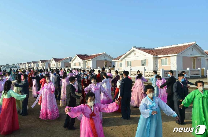 [사진] 수해 복구 기쁨에 춤추는 북한 검덕지구 주민들