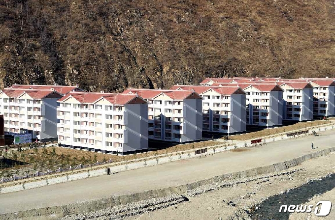 [사진] 북한 "검덕지구에 2300여 세대 살림집과 공공건물 완성"