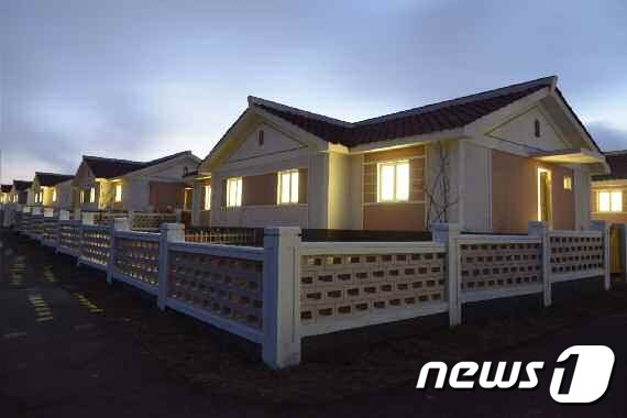 [사진] 북한 "검덕지구에서 새집들이"…불 켜진 새 살림집들