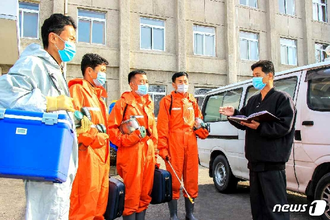 [사진] 겨울철 맞아 코로나19 방역에 만전 기하는 북한…"초긴장 상태 견지"