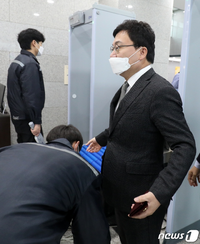 [사진] 소지품 검사 실시하는 이상직 의원