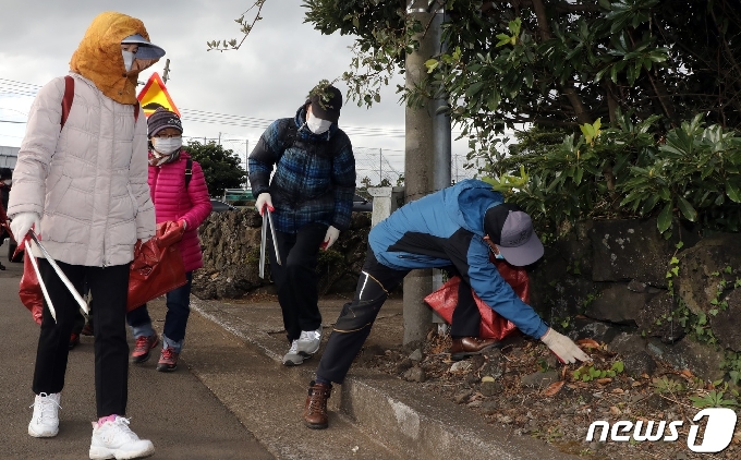 [사진] 쓰레기 줍는  제주 플로깅 참가자들