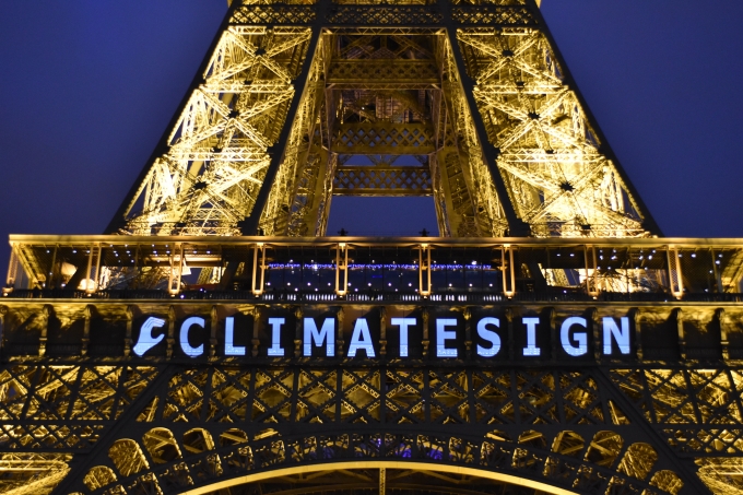 프랑스 파리 에펠탑에 '클라이밋사인(CLIMATESIGN)'이라는 로고가 비춰지고 있다. 2015.12.13  / 사진제공=뉴시스/신화