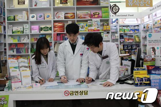 약학대학 학생들의 약국 실무실습 교육 모습 (뉴스1DB) © News1