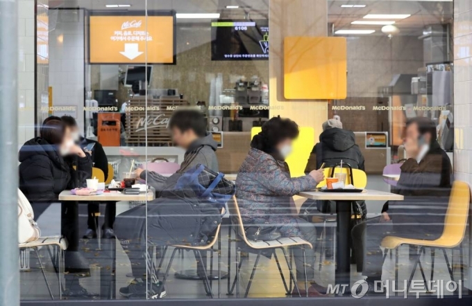 수도권 사회적 거리두기 2단계가 시행되면서 카페 내 취식을 금지하고 있는 26일 서울 중구의 한 패스트푸드 음식점에서 시민들이 커피 등 음료를 마시고 있다. 2020.11.26.   radiohead@newsis.com