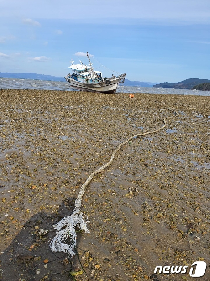 계류줄이 끊어저 모래톱에 얹힌 어선.(여수해경 제공)/뉴스1 © News1