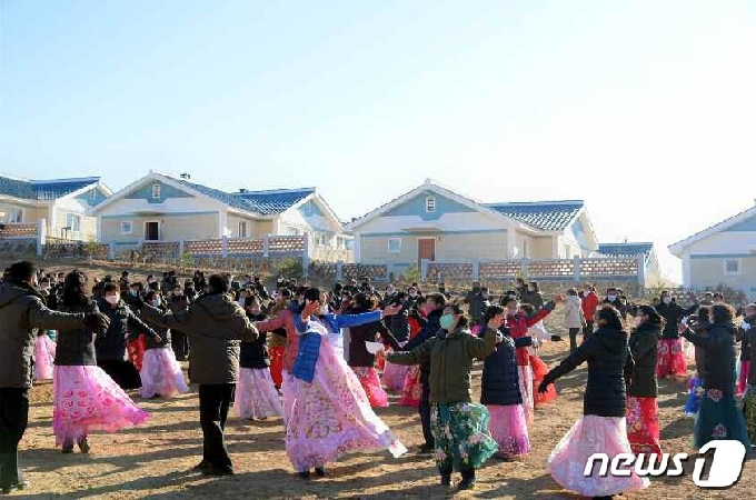 [사진] 수해 복구 후 함경도에서 열린 '새집들이' 행사…춤 추는 주민들