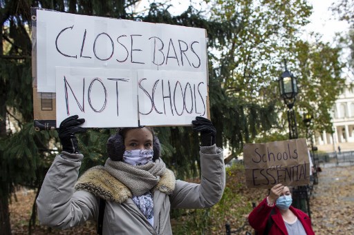 지난 19일(현지시간) 미국 뉴욕시청 앞에서 학부모들이 학교를 다시 열어야한다는 취지의 시위를 하고 있다./사진=AFP