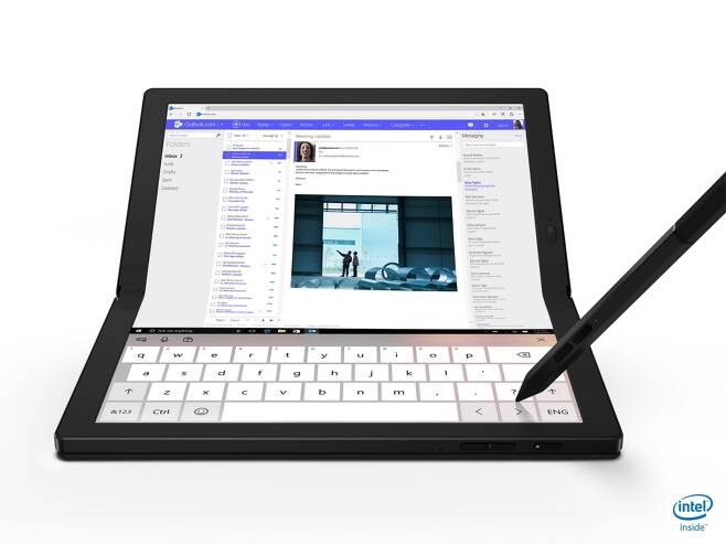 세계 최초 접이식 노트북 '씽크패드 X1 폴드' /사진=레노버