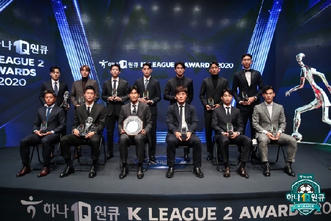 K리그2 대상 2020 수상자들 단체 촬영 모습. /사진=한국프로축구연맹 제공