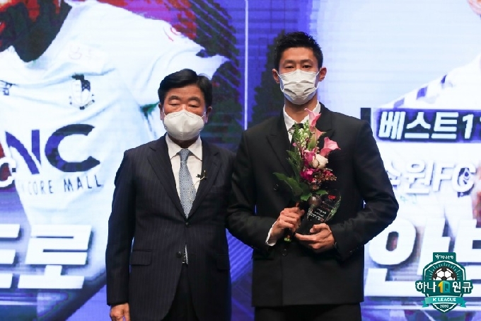 권오갑(왼쪽) 한국프로축구연맹 총재와 2020 K리그2 MVP 안병준. /사진=한국프로축구연맹 제공