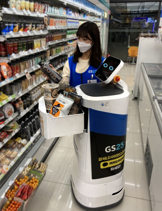 GS25직원이 배달 로봇 딜리오에 주문 받은 상품을 적재하고 있다./사진제공=GS리테일