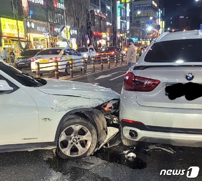술에 취해 BMW 차를 운전한 남성이 도로변에 주차된 차를 들이받은 모습(독자제공) © 뉴스1