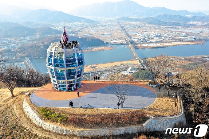 칠곡군 자고산 정상에 건립된 '평화전망대' (칠곡군 제공) 2020.11.30/© 뉴스1