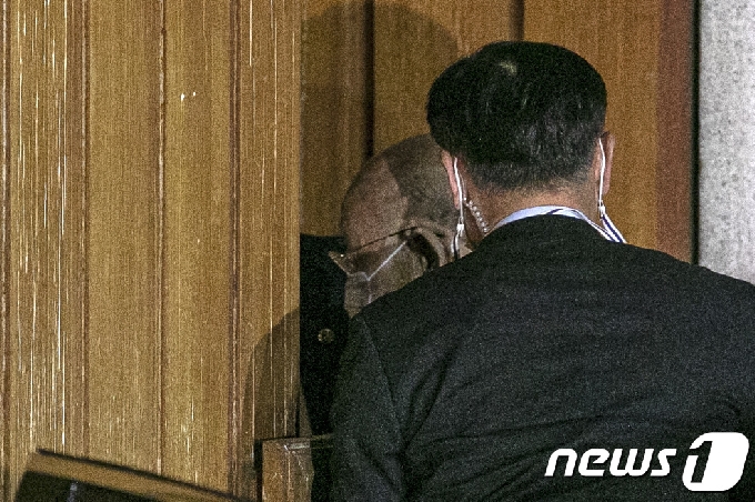 [사진] 징역 8월, 집유 2년 선고 받은 전두환 '자택으로'