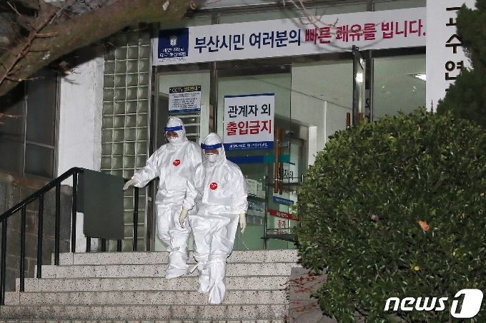 [사진] 부산 병상 부족, 확진자 20명 계명대 대구동산병원 이송