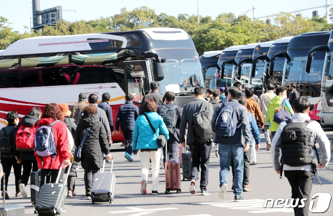 지난 25일 오전 제주국제공항 전세버스 승차장에 단체 관광객들이 몰리고 있다.2020.11.25/뉴스1 © News1 오현지 기자