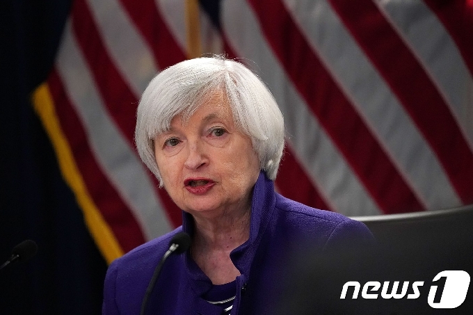 재닛 옐런 전 미국 연방준비제도(Fed) 의장이 워싱턴의 FOMC에서 기준금리를 1.25%~1.50%로 0.25%포인트 인상하는 발표를 하고 있다.ⓒ AFP=뉴스1 ⓒ News1 우동명 기자
