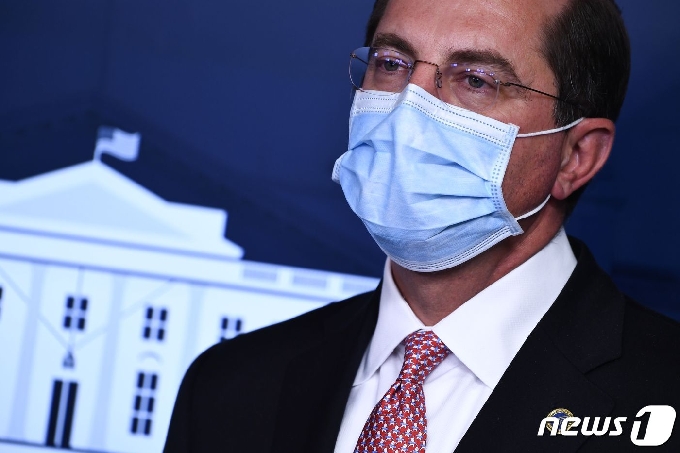 앨릭스 에이자 미국 보건복지부 장관이 백악관 코로나19 브리핑에서 마스크를 쓴 채 발언하고 있다. ⓒ AFP=뉴스1