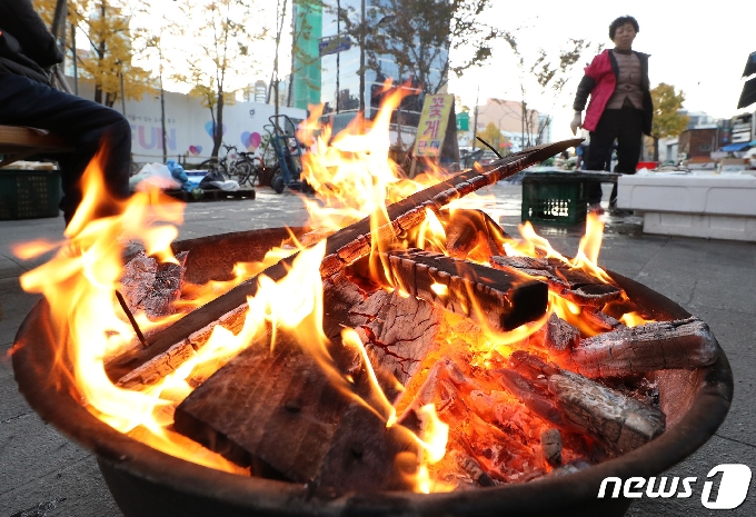전국 곳곳에서 한파주의보가 뱔효된 9일 서울 중구 중림시장에서 상인들이 모닥불을 쬐고 있다. 2020.11.9/뉴스1 © News1 이동해 기자