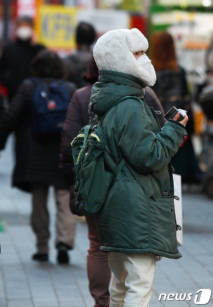 초겨울 추위가 이어지고 있는 30일 서울 중구 명동거리에서 찬바람에 움츠린 시민들이 발걸음을 재촉하고 있다. 2020.11.30/뉴스1 © News1 안은나 기자