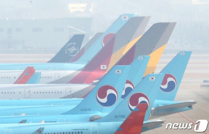 지난달 26일 인천국제공항 주기장에 대한항공과 아시아나항공 여객기가 이륙준비를 하고 있다.  /사진=뉴스1