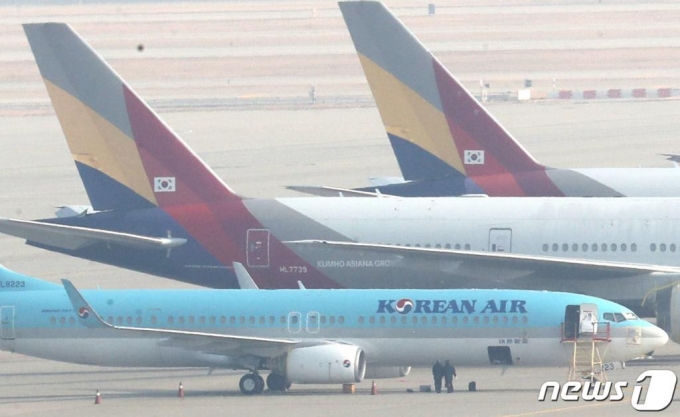 지난달 26일 인천국제공항 주기장에 대한항공과 아시아나항공 여객기가 이륙준비를 하고 있다. /사진=뉴스1