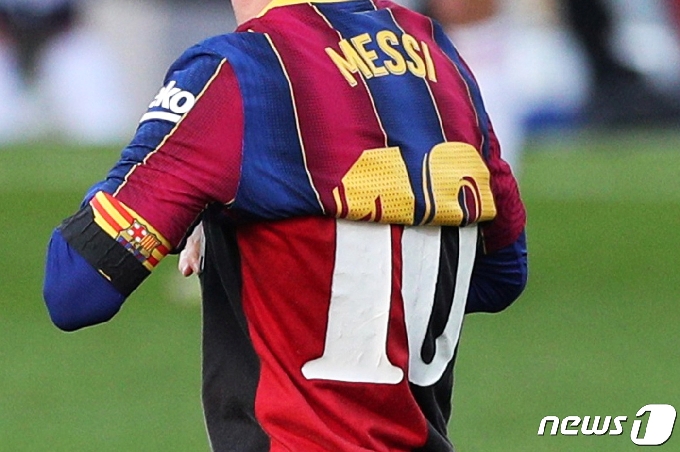 바르셀로나 유니폼 안에 뉴웰스 올드 보이스 유니폼을 겹쳐 입고 마라도나를 추모한 메시 © 로이터=뉴스1