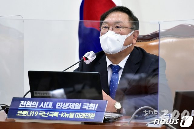 윤석열 업무복귀…김태년 "법원 판단 존중, 법무부 결정 기다릴 것"