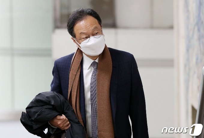 [사진] 법정으로 향하는 이우석 코오롱생명과학 대표