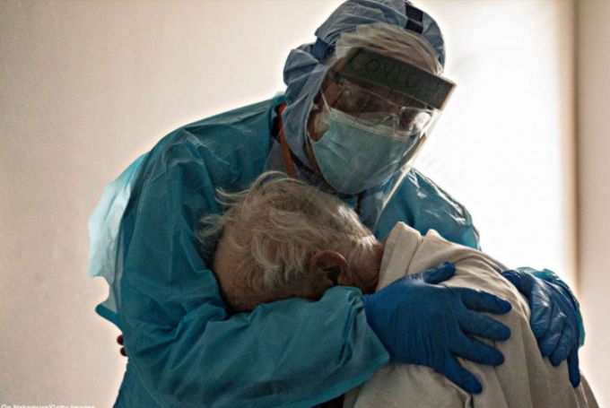 중환자실의 코로나19 환자를 꼭 안아주고 있는 조셉 바론 원장. 페이스북 캡처.