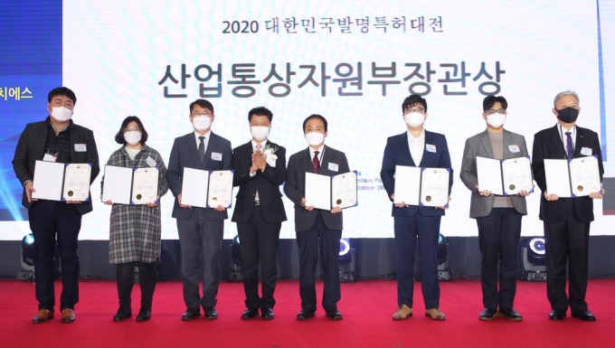 한국남부발전 박명석 연구개발부장(왼쪽에서 세 번째)이 지난 1일 ‘2020 대한민국 발명특허대전’에서 금상 수상 후 기념촬영을 하고 있다./사진제공=한국남부발전