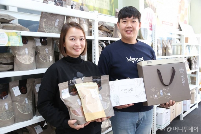 '귀농3남매'중 이선화씨와 동생 이승현씨(오른쪽)이 직접 생산한 가공품을 들고 환하게 웃고 있다. / 사진=정혁수
