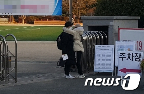 3일 오전 8시 한 학부모가 수험생인 자녀를 김해고등학교 수능 고사장 앞에서 안아주고 있다. © 뉴스1