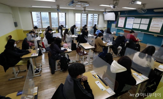 2021학년도 대학수학능력시험일인 3일 오전 서울 영등포구 여의도여자고등학교에 마련된 시험장에서 수험생들이 시험 시작을 기다리고 있다. / 사진=이기범 기자 leekb@